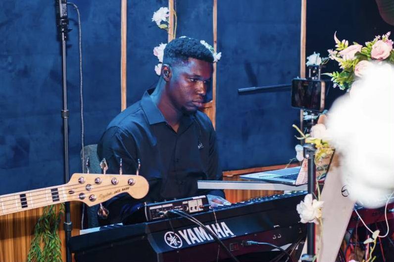 Emmanuel Nouhou au clavier Yamaha en session live