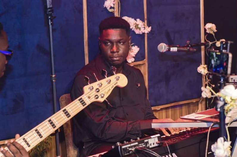 Emmanuel Nouhou sur scène avec un bassiste