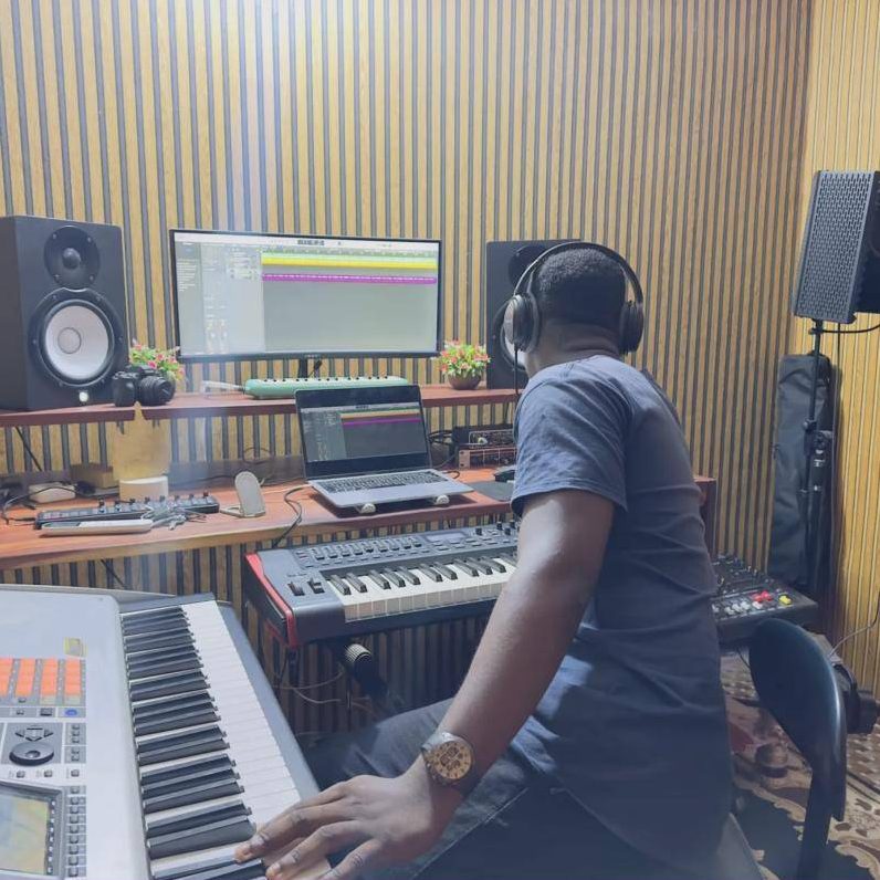 Emmanuel Nouhou au travail dans son studio Manu Music Prod